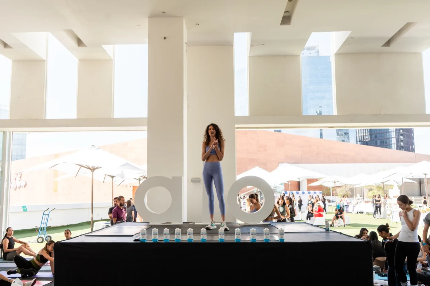 El escenario del evento, con los envases alineados al frente