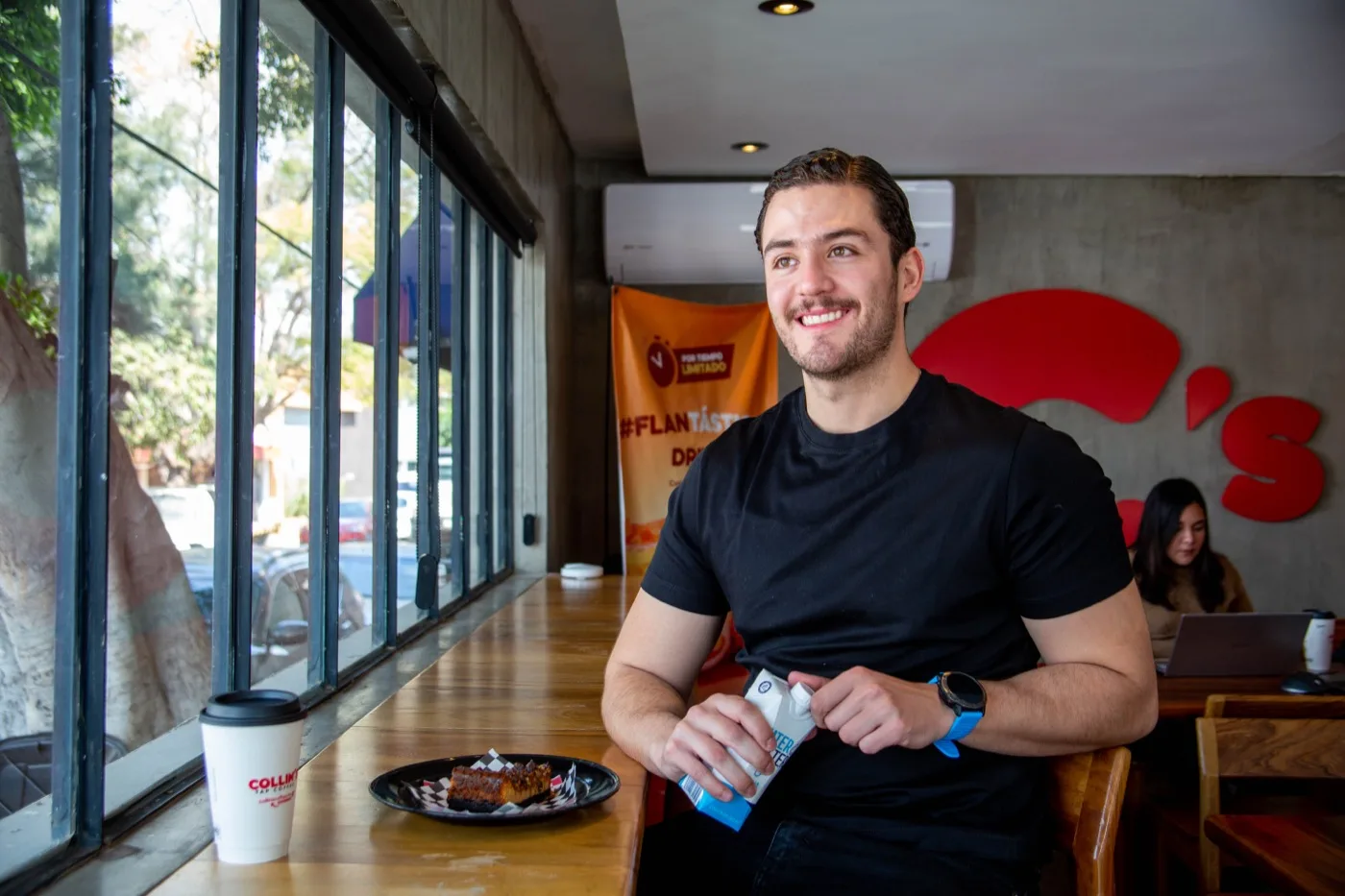 Water Matters en la mesa de un café, en la mano de un cliente