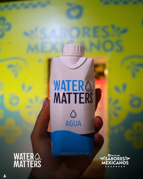 Un envase de Water Matters en Sabores Mexicanos, la noche gastronómica de la Fundación Nutriendo