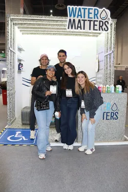 Parte del equipo de Water Matters en su stand de una feria del sector