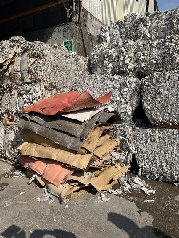 Un fardo de envases de cartón compactados, listo para la recicladora