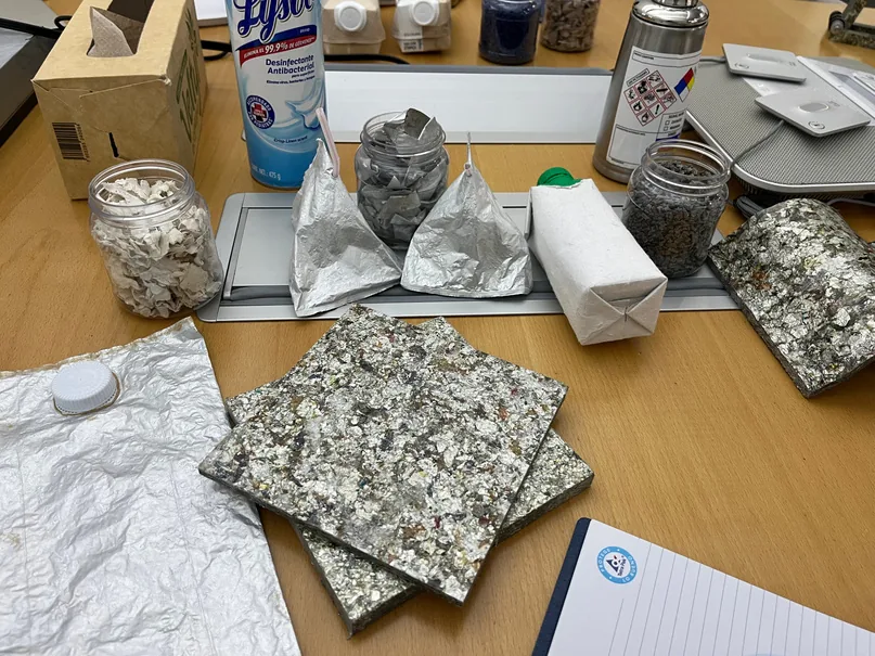 Placas de aglomerado hechas con el polialuminio recuperado de los envases