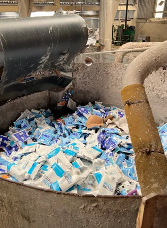 Envases de Water Matters en la tolva del proceso de reciclaje
