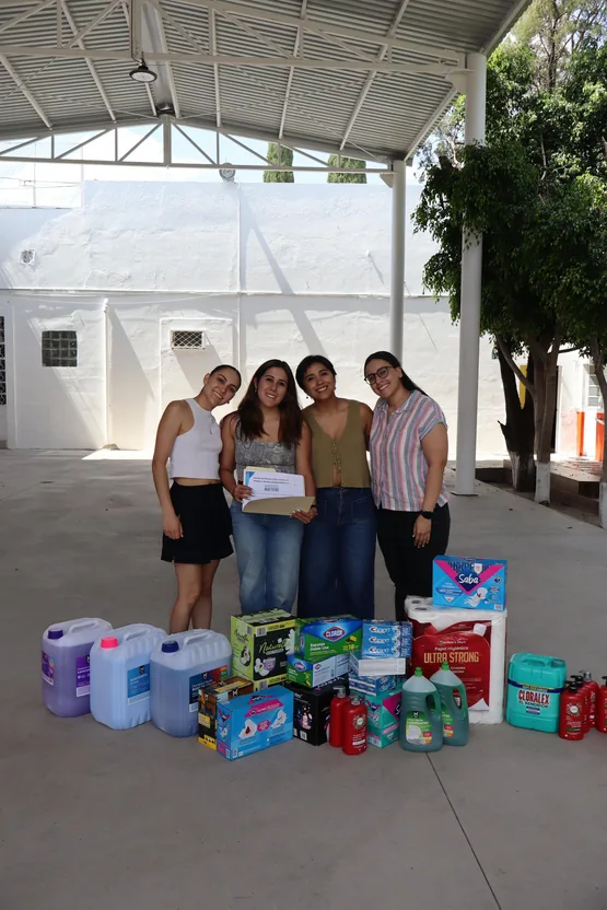 El equipo de Water Matters con los artículos de higiene reunidos para Casa de Jesús
