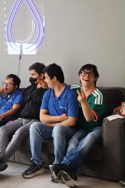 Jóvenes de Intégrame Down viendo un partido del Mundial en las instalaciones de Water Matters