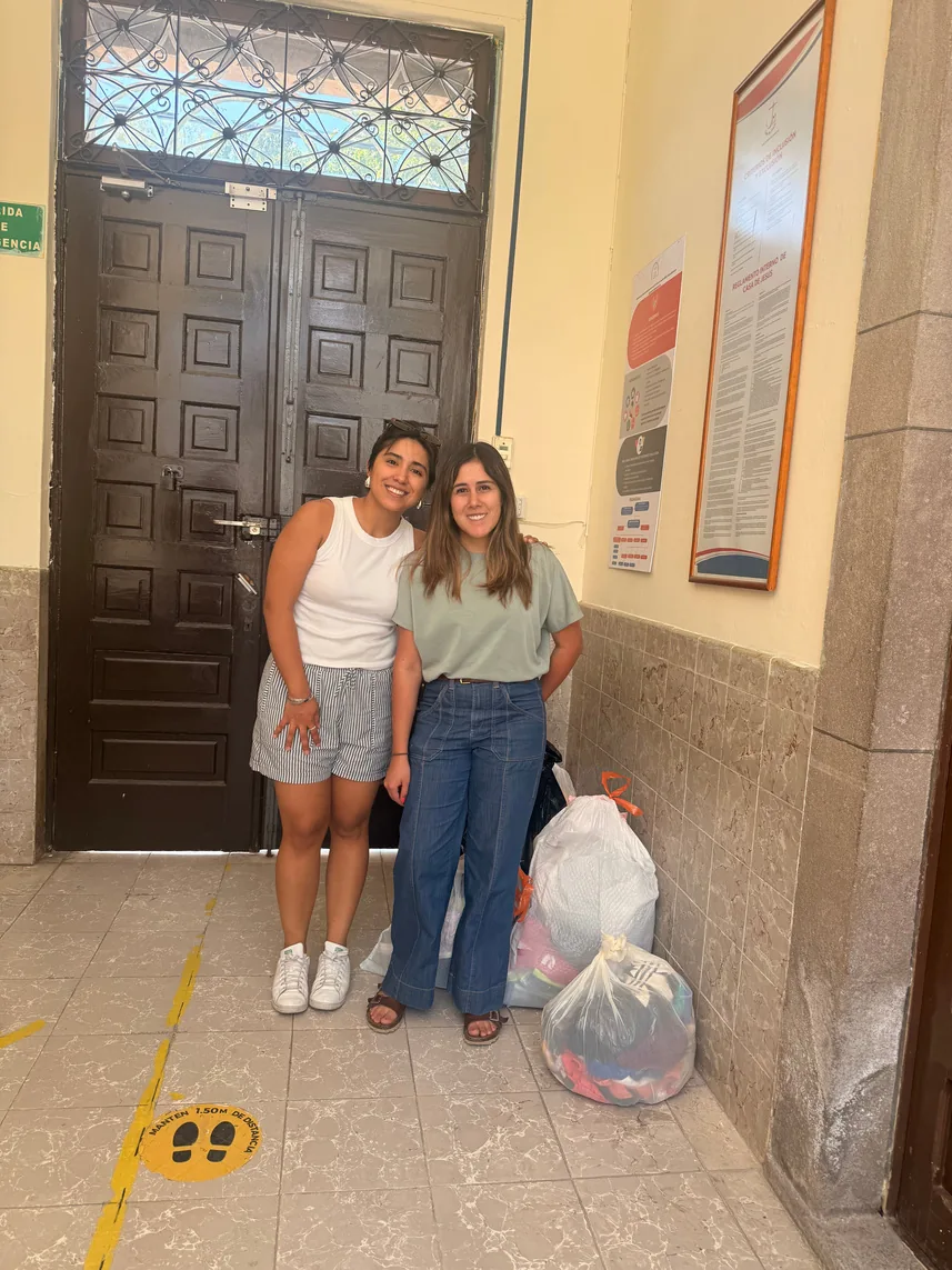 Entrega del donativo de ropa reunido para Casa de Jesús