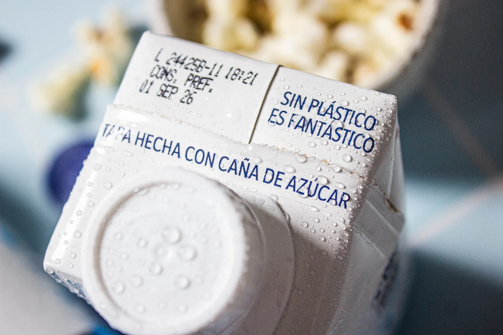 Envase de Water Matters con la leyenda hecha con caña de azúcar